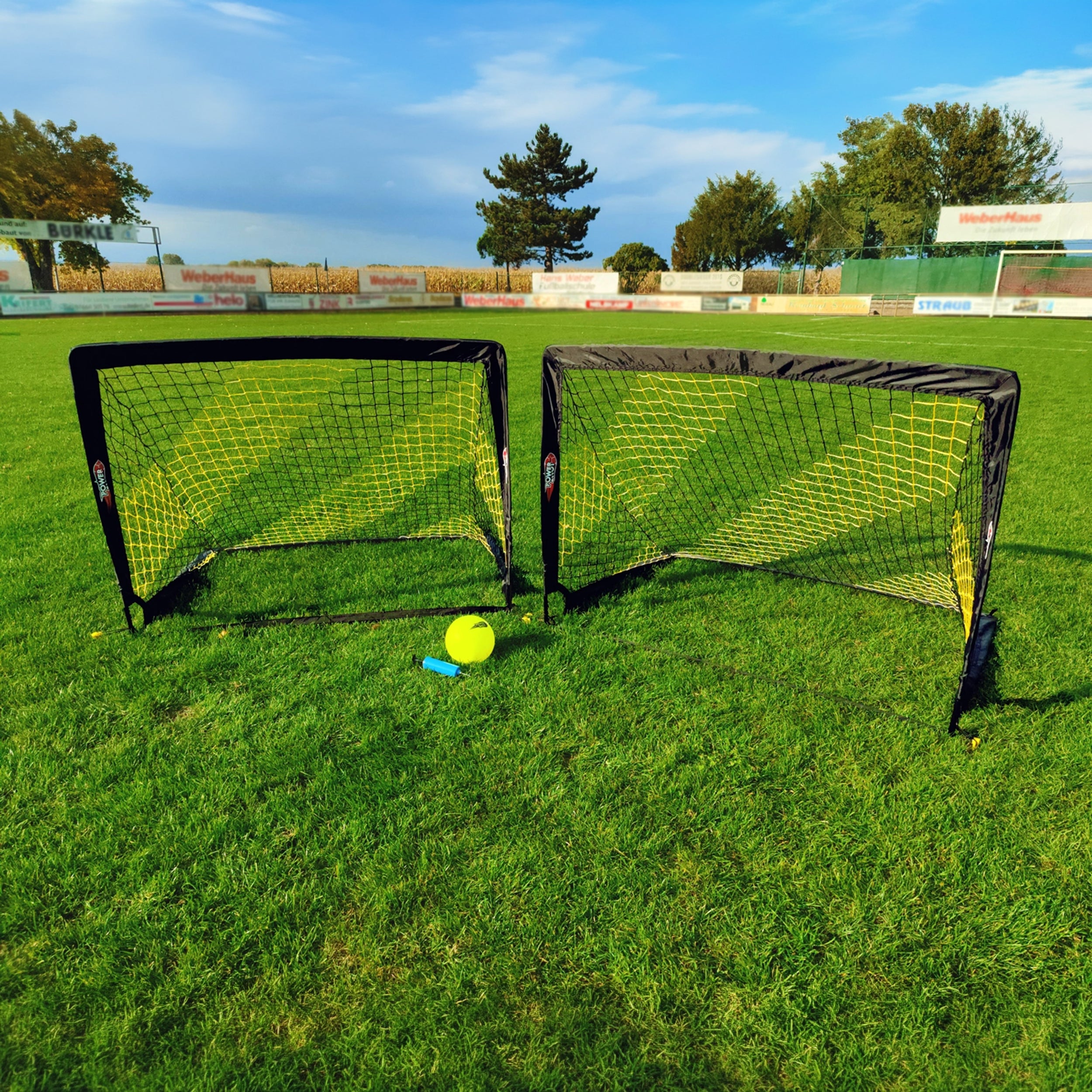 Pair of pop up goals - 1,2m x 0,9m (4' x 3')