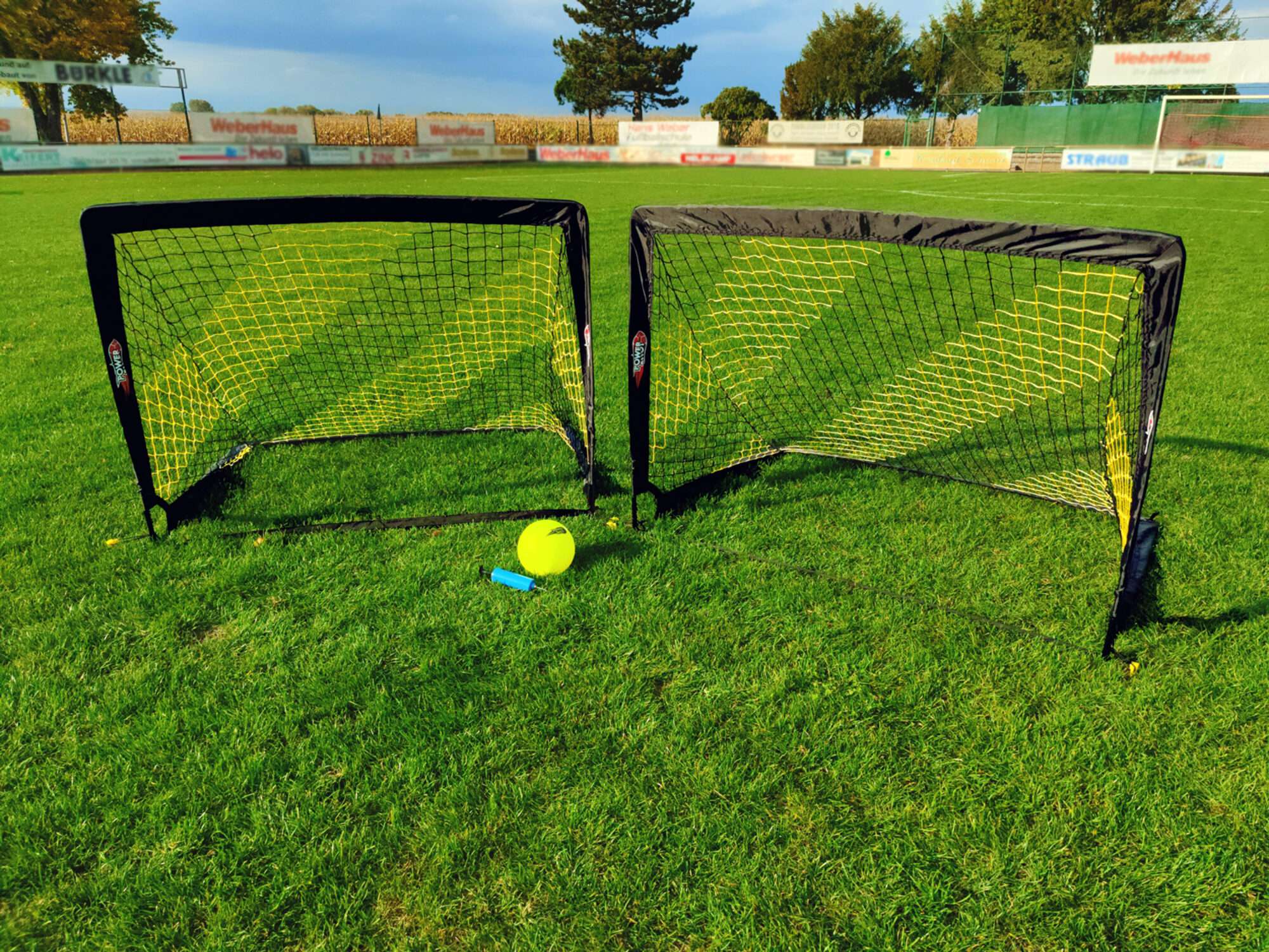 Image du produit : Pair of pop up goals 4' x 3' yellow and black striped