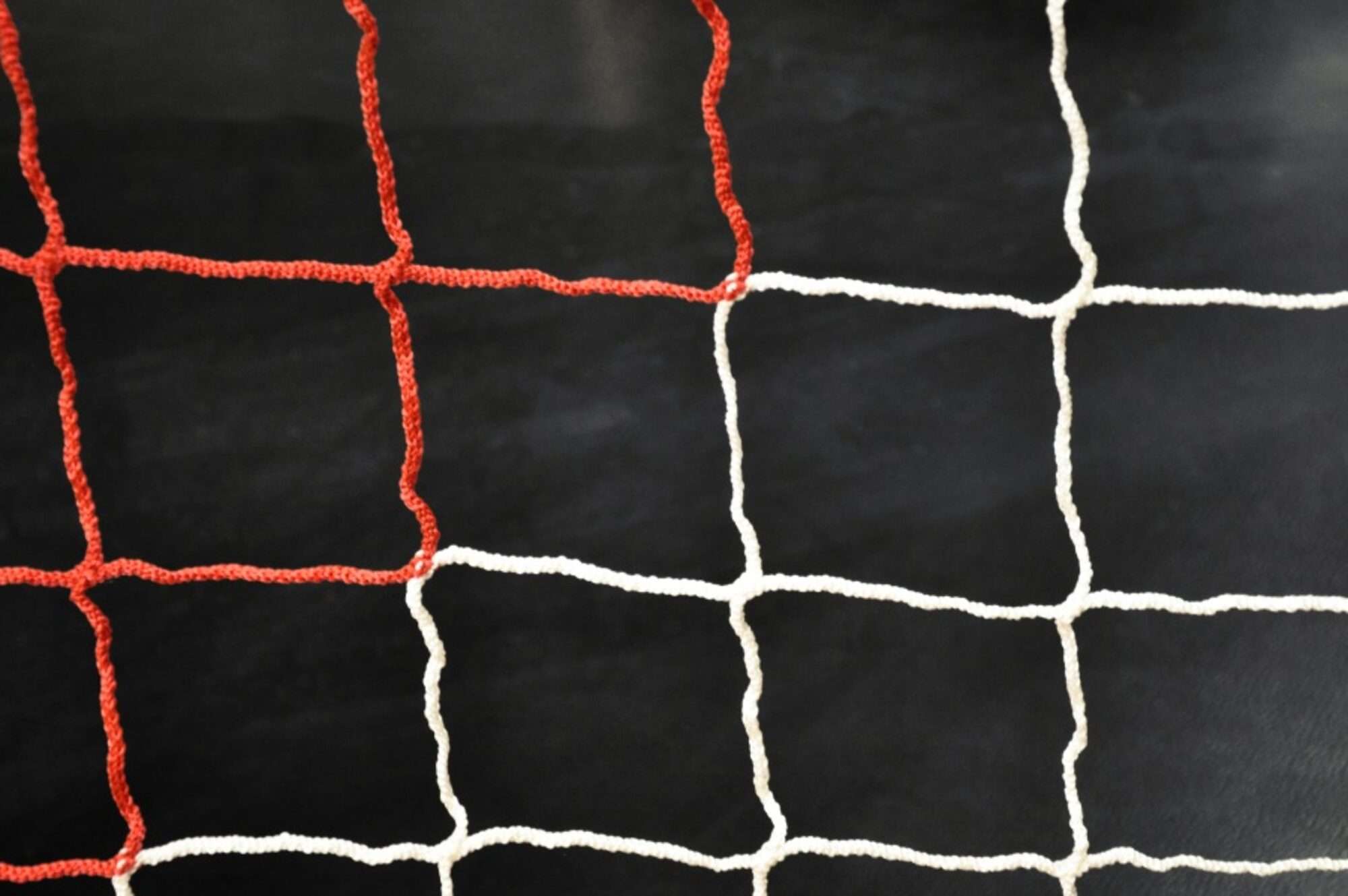 Image du produit : Football net in two colours (7.32 x 2.44 x 0.8 x 2m) White/Red (single)