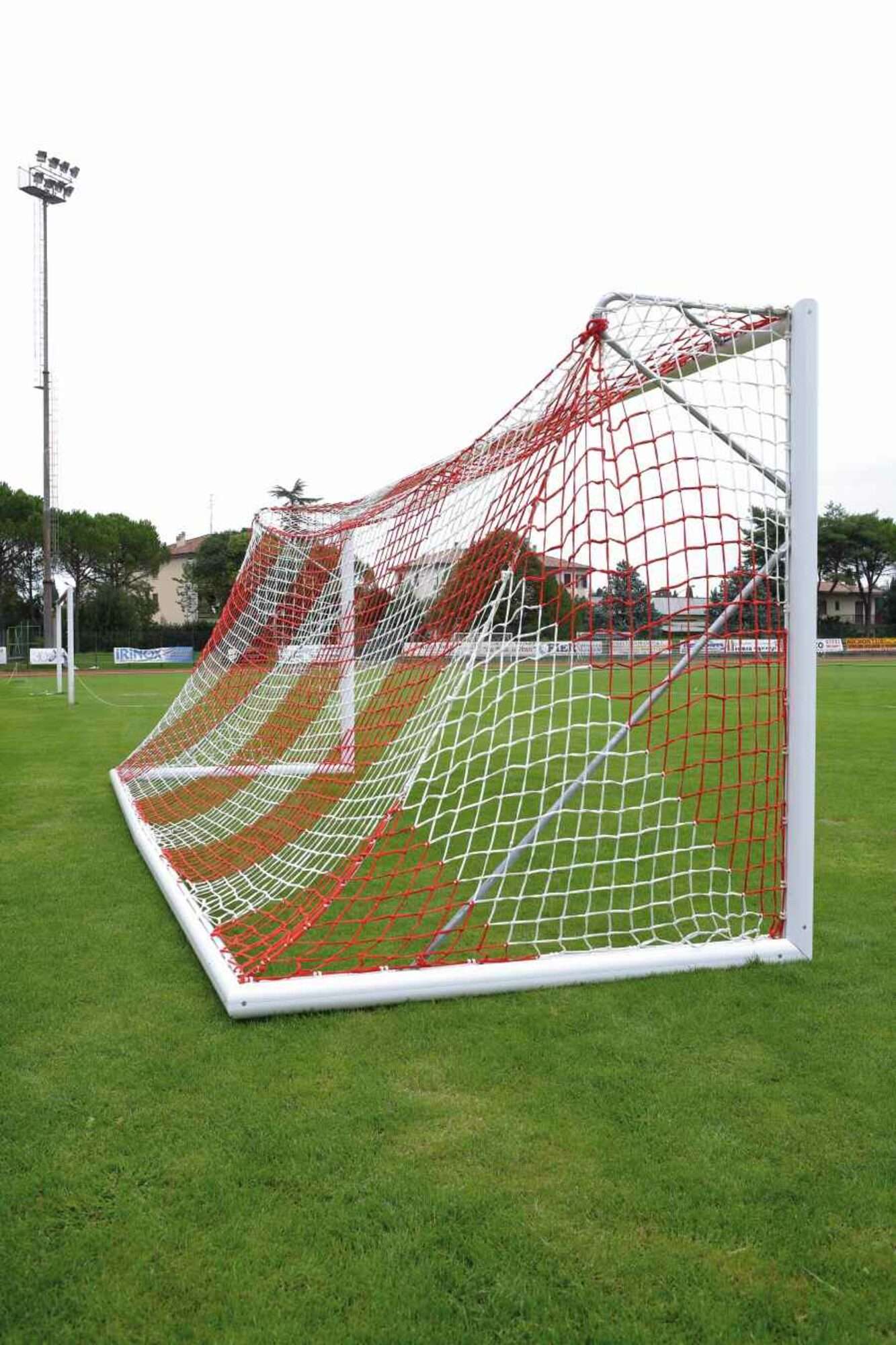 Image du produit : Football net in two colours (7.32 x 2.44 x 0.8 x 2m) White/Red (single)